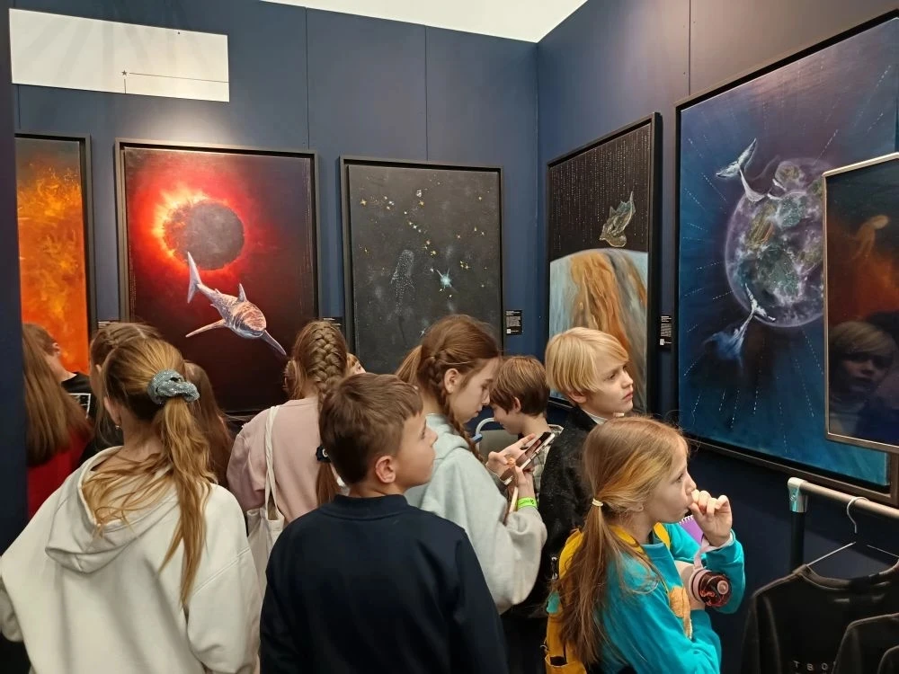 4 "А" класс со своим классным руководителем Федосеевой Е. А. посетитили международную выставку "Арт-