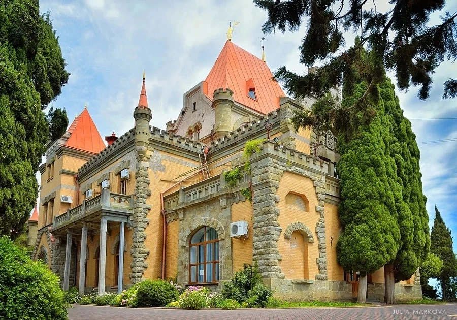Дворец княгини Гагариной под Алуштой (арх. Н. П. Краснов, нач. XX в.) стилизован под др...