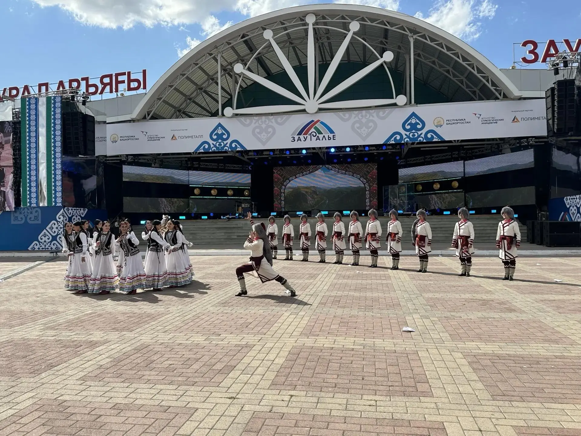 Ансамбль имени Файзи Гаскарова выступил с концертной программой «Танцы народов России» ...