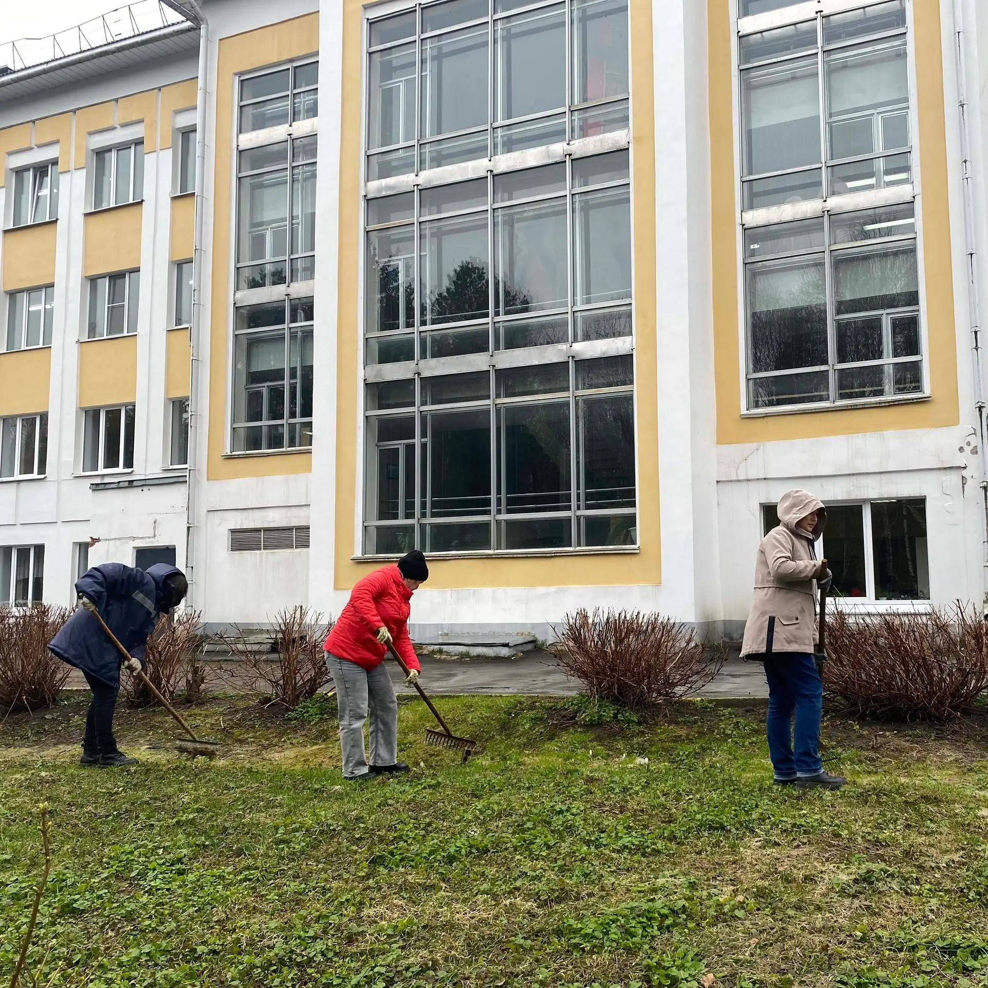 🌧️ Вы думаете, помощники города испугались утреннего дождя и не вышли на субботник? А вот и нет! 🌧️ 