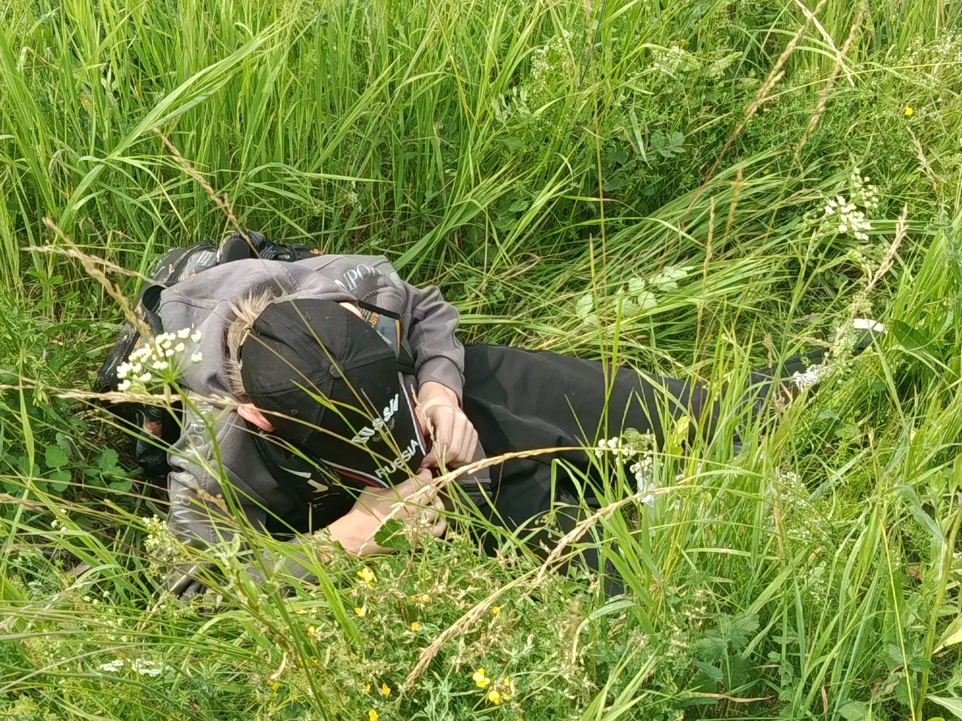 «Как я провожу свое лето» 

Хорошо полежать в травке, пока мама рядом собирает в поле землянику! 

Е