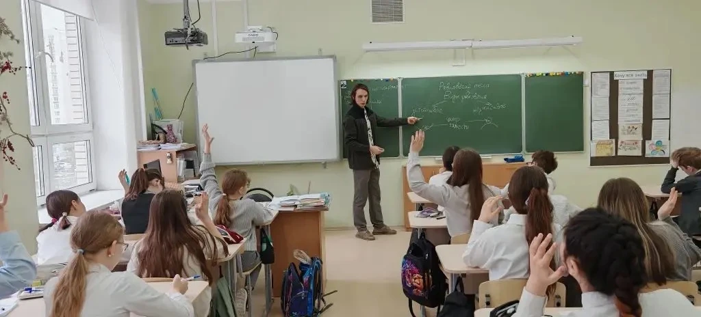 Сегодня, 28 апреля, с учащимися 5М и 6М класса провел занятие выпускник МФТИ, сотрудник Института эл