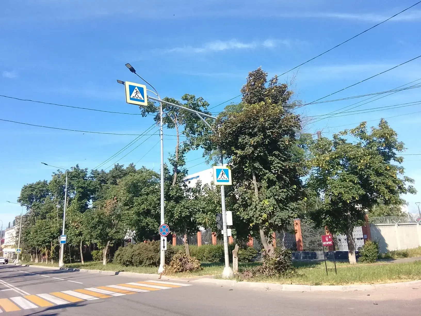 Продолжаем обрезку деревьев. Сегодня сотрудники муниципального учреждения «Зеленстрой» ...