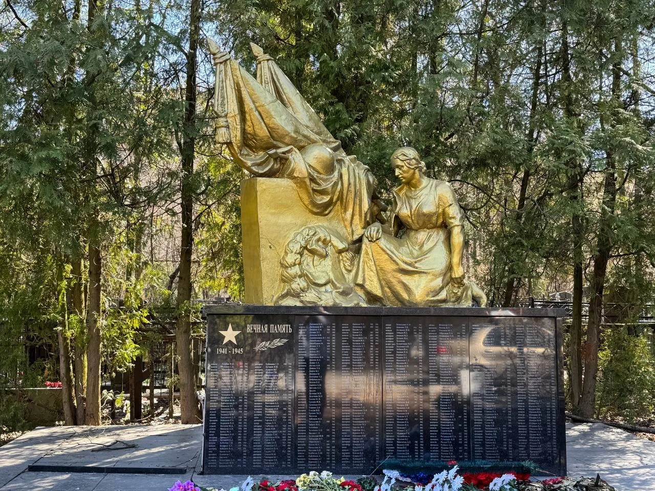 🎗Более 3 тыс. памятников комплексно промоют к 9 Мая  В преддверии празднования Дня Победы сотрудники