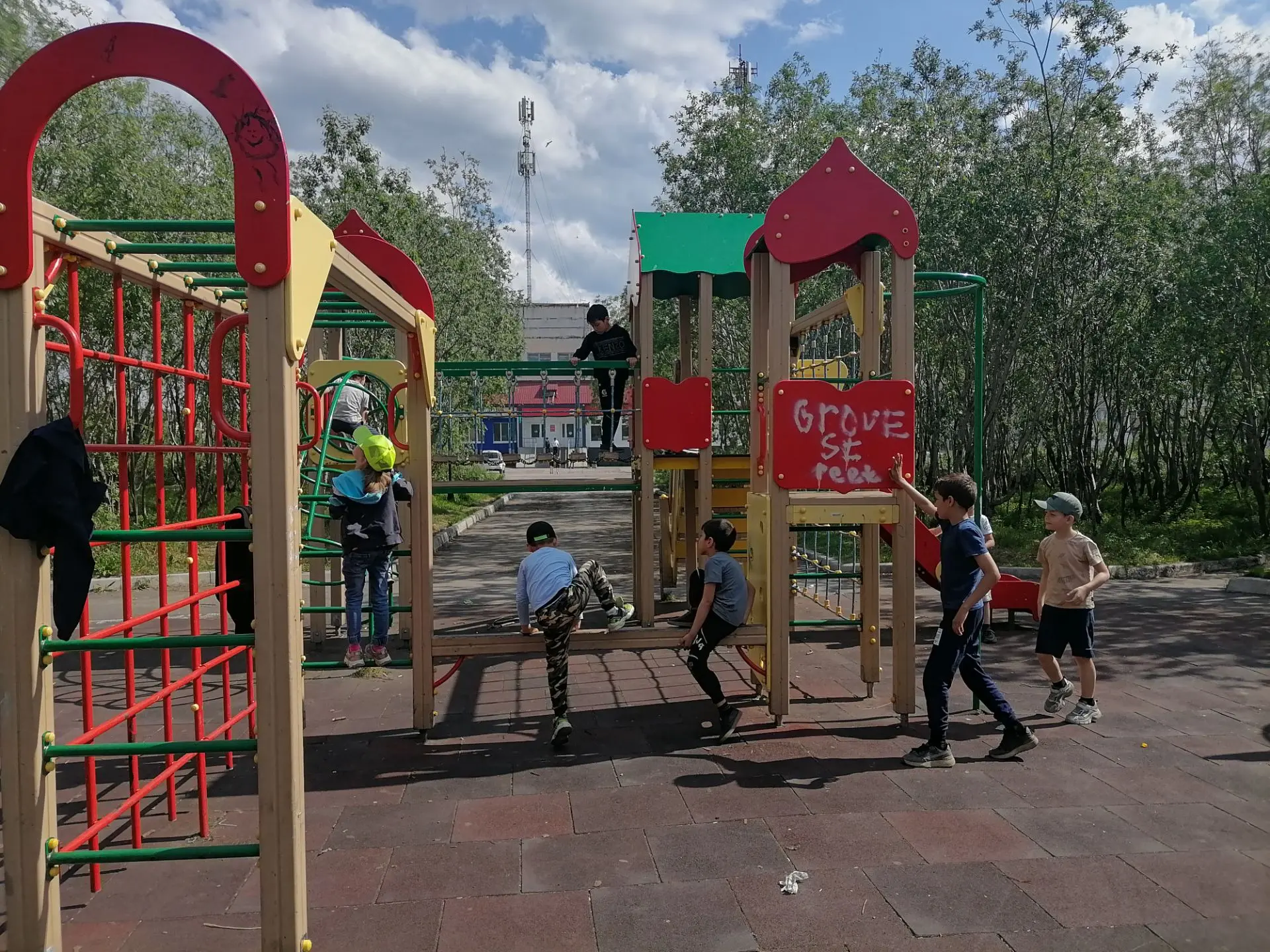 Сегодня, 23 июня 2026 года, в лагере прошёл тематический день, посвящённый «Открытиям». После бодрой