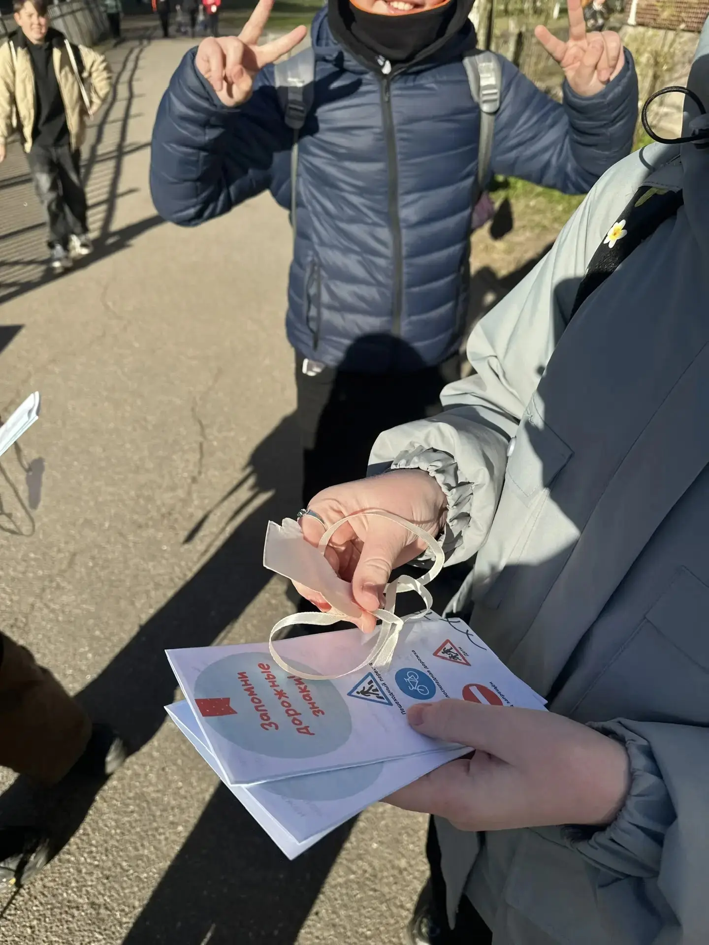🚦 Юные инспекторы движения в деле: безопасность на дороге – это важно!  Ученики 6А класса вместе с р