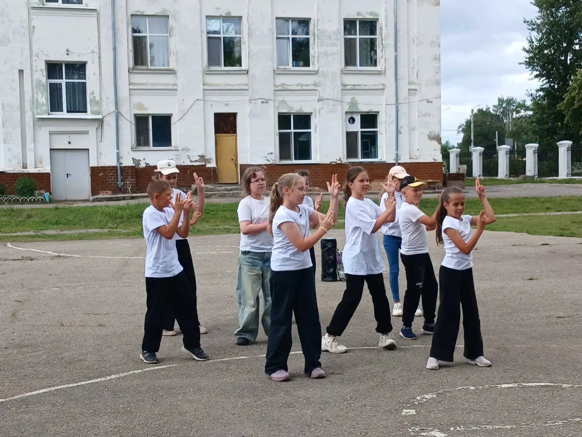 22 июня состоялось закрытие смены летнего оздоровительного лагеря " Диво". Отличившиеся ребята были 