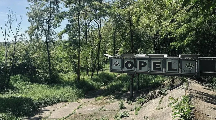 Заброшенный автодром Opel 1920-х годов   Овальная трасса длиной 1,5 км считалась одной из самых быст