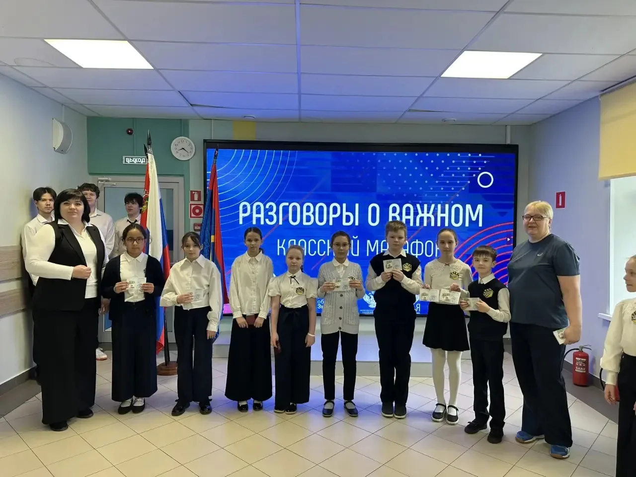🇷🇺 Новая учебная неделя в МОУ СОШ 18 имени Подольских курсантов началась с главного!  Сегодня утро п