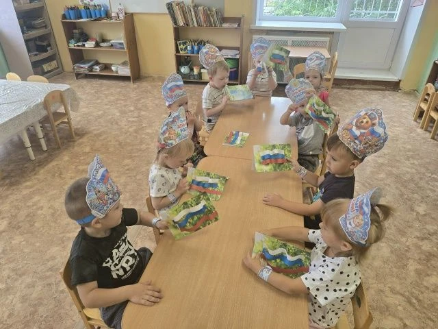 В младшей группе «Светлячок» прошёл День Государственного флага! Малыши знакомились с г...