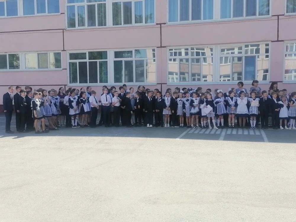 🎓 Ещё один учебный год — в копилке школьной жизни. 22 мая в 1 корпусе прошли итоговые линейки для уч