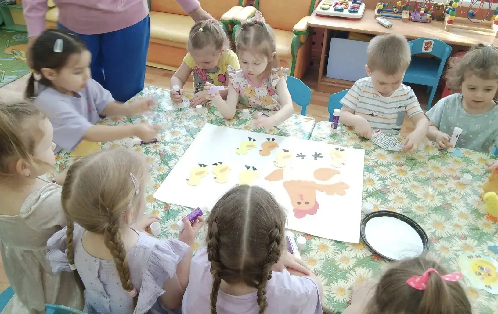 В группе №8 прошло занятие   - инсценировка  русской народной песенки "Вышла курочка гулять". Дети п