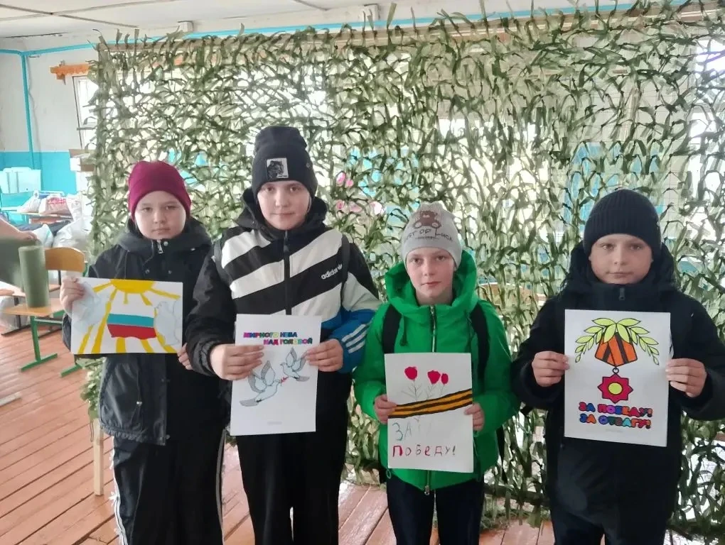 Сегодня ученики 4 класса нарисовали рисунки и написали письма солдатам СВО. В письмах д...