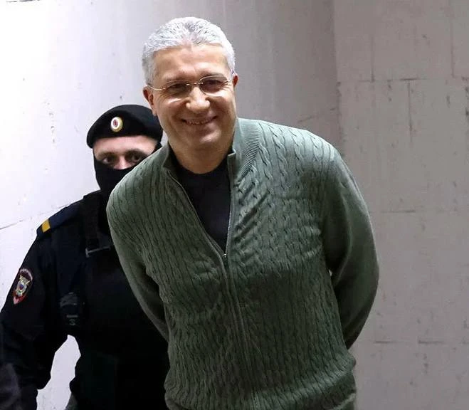 Воровал миллиарды, а пожадничал 44 тысячи рублей: Генералу-казнокраду напомнили про должок