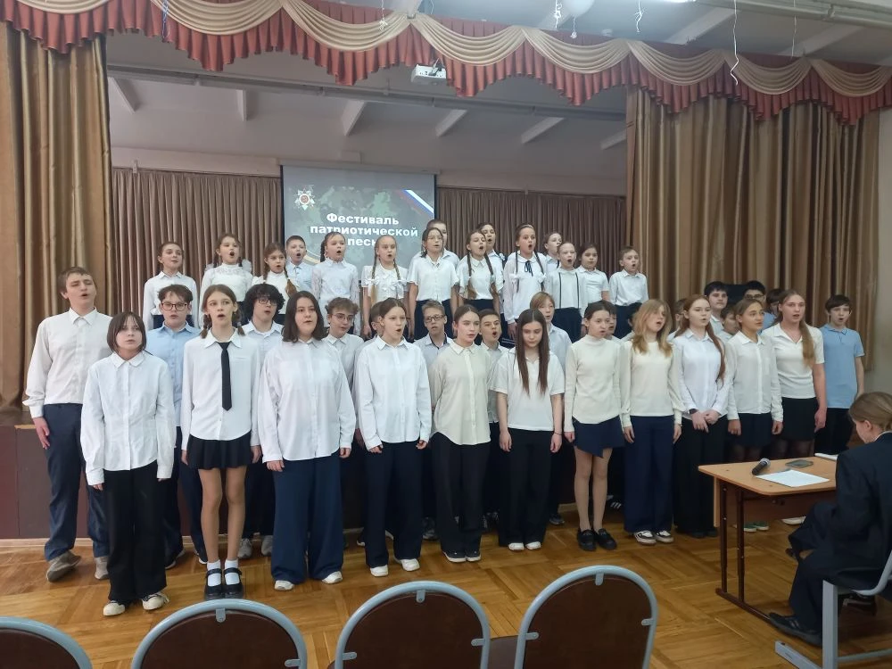 Сегодня мои ребята из 5-8 и 10-х классов приняли участие в Фестивале патриотической песни, который п