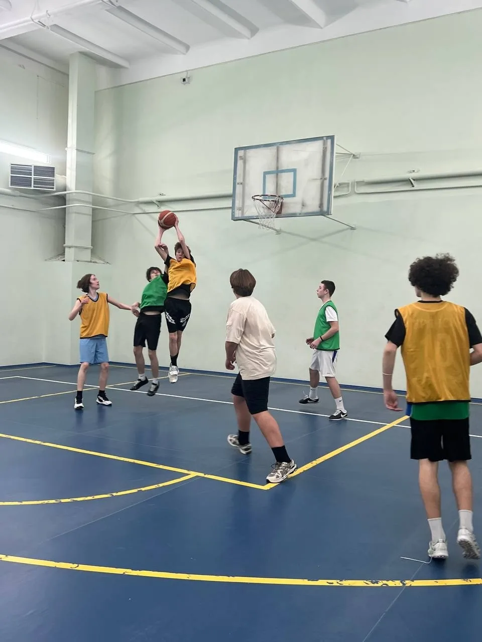 🏀 Также в нашей школе прошли захватывающие соревнования по стритболу среди 8 классов.  💯 Игры получи