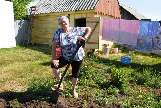 — Ты что, собрался на себя дом оформлять? Наивный. Я давно оформила его на Машу. Это её...
