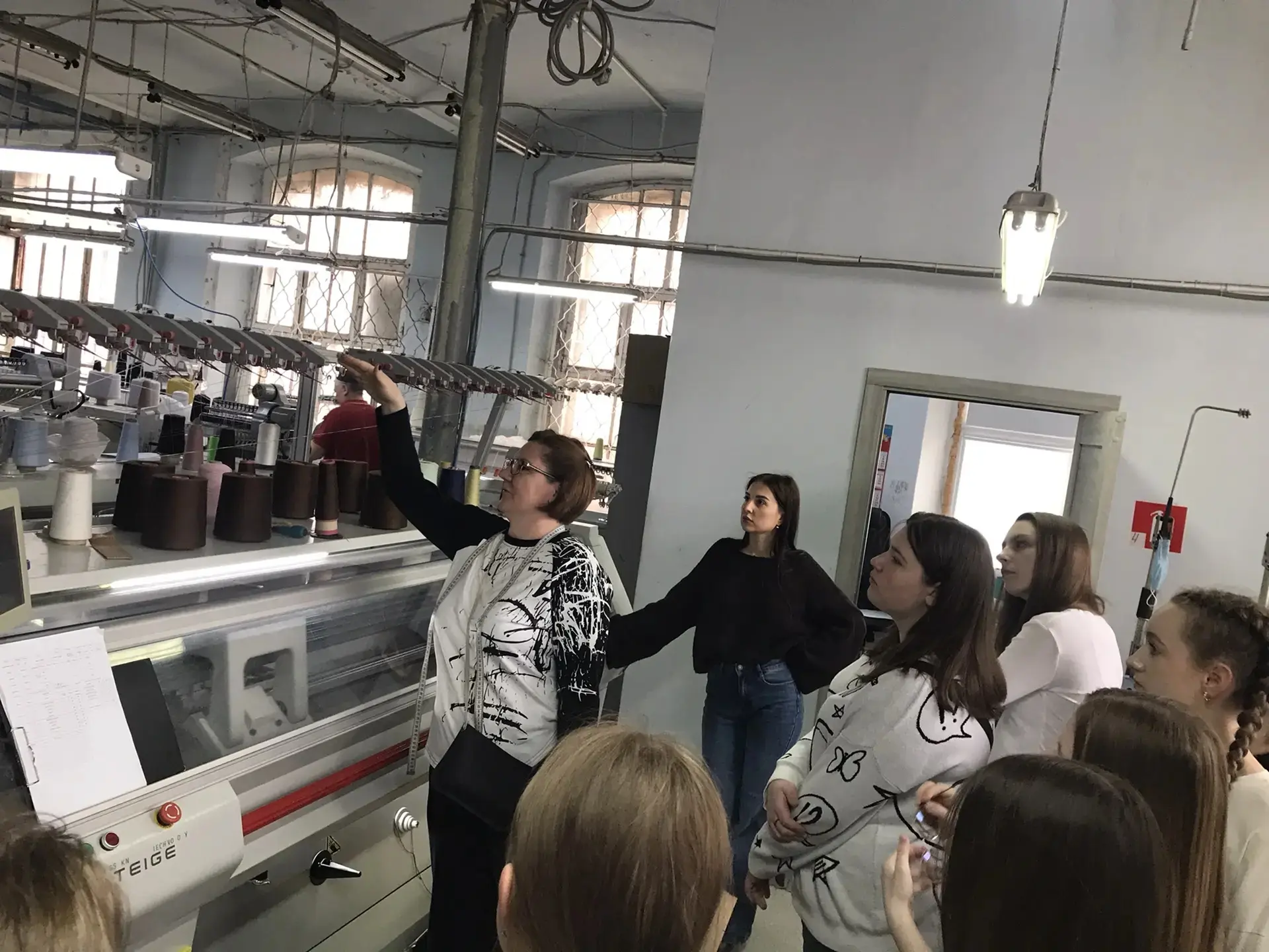 🧶  Восьмиклассники познакомились с историей и технологией моды на Раменской фабрике «Вестито»       