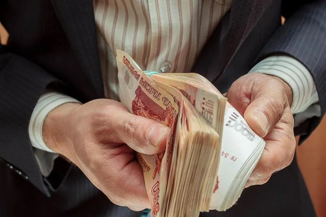 Мужчина официально работал в одной компании, а еще в пяти — «в серую». После увольнения...