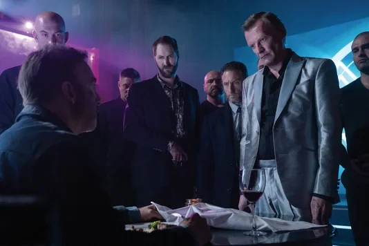 Никто (2021) ⚡ 18+  💥 Боевик, триллер, криминал  Непримечательный и незаметный семьянин Хатч живёт с