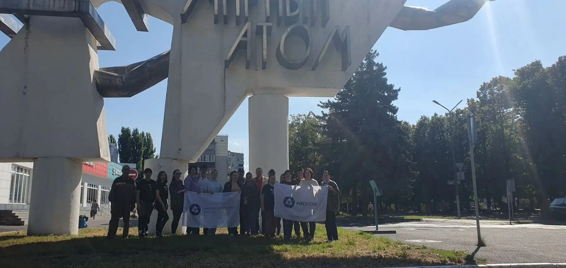 Осенние субботники в городе продолжаются.  Представители коллектива Курского филиала АО...