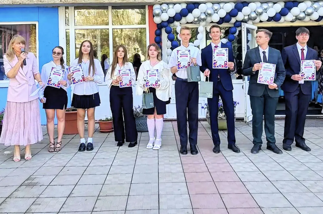 🎓 В добрый путь, выпускники!  Сегодня в нашей любимой школе №76 прозвучал последний звонок, ознамено