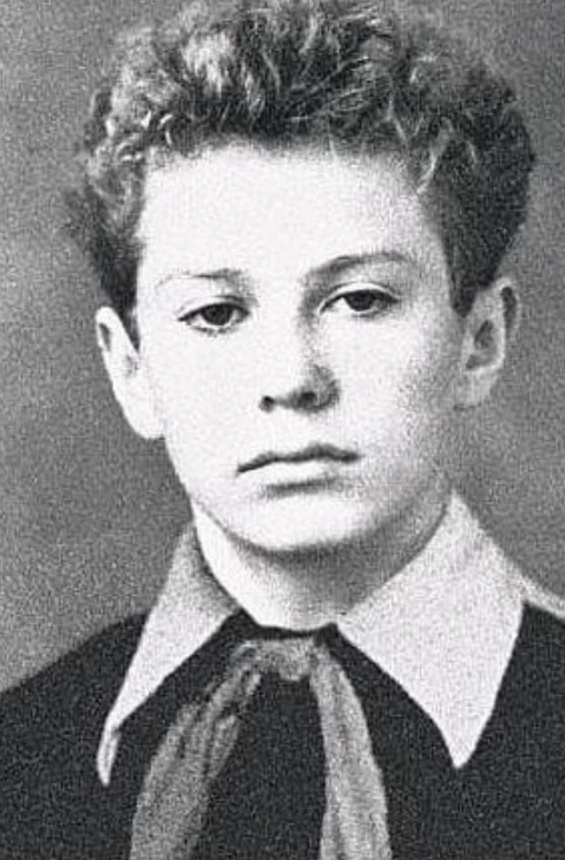 Владимир Жириновский в школьные годы.

Тогда ещё никто не знал, что этот мальчик станет одним из сам