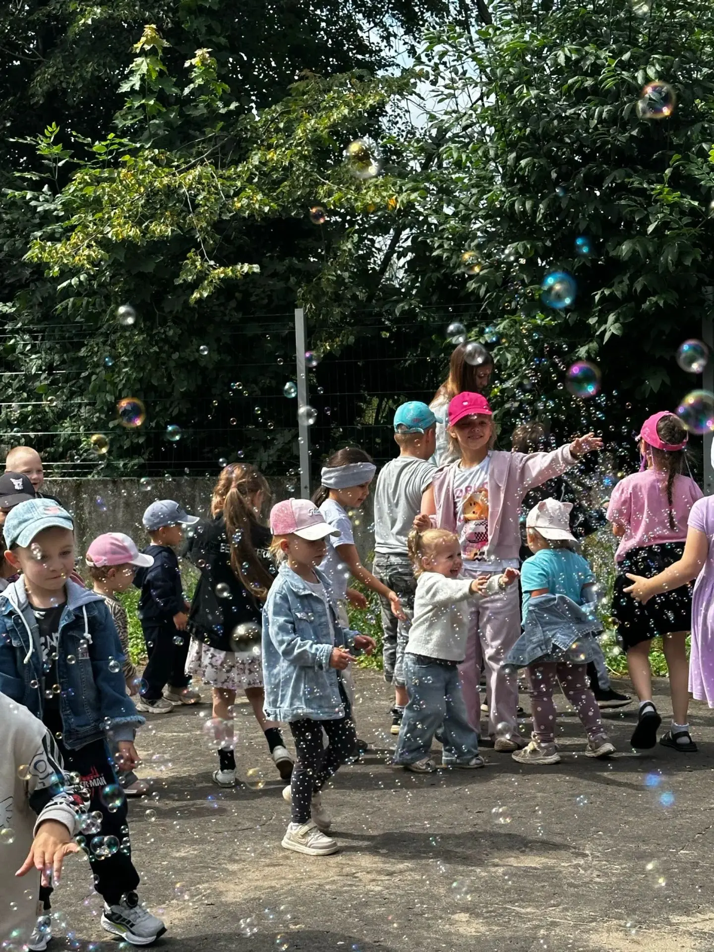 День мыльных пузырей в нашем детском саду прошёл на одном дыхании — в прямом смысле! 🎉
Дети бегали,