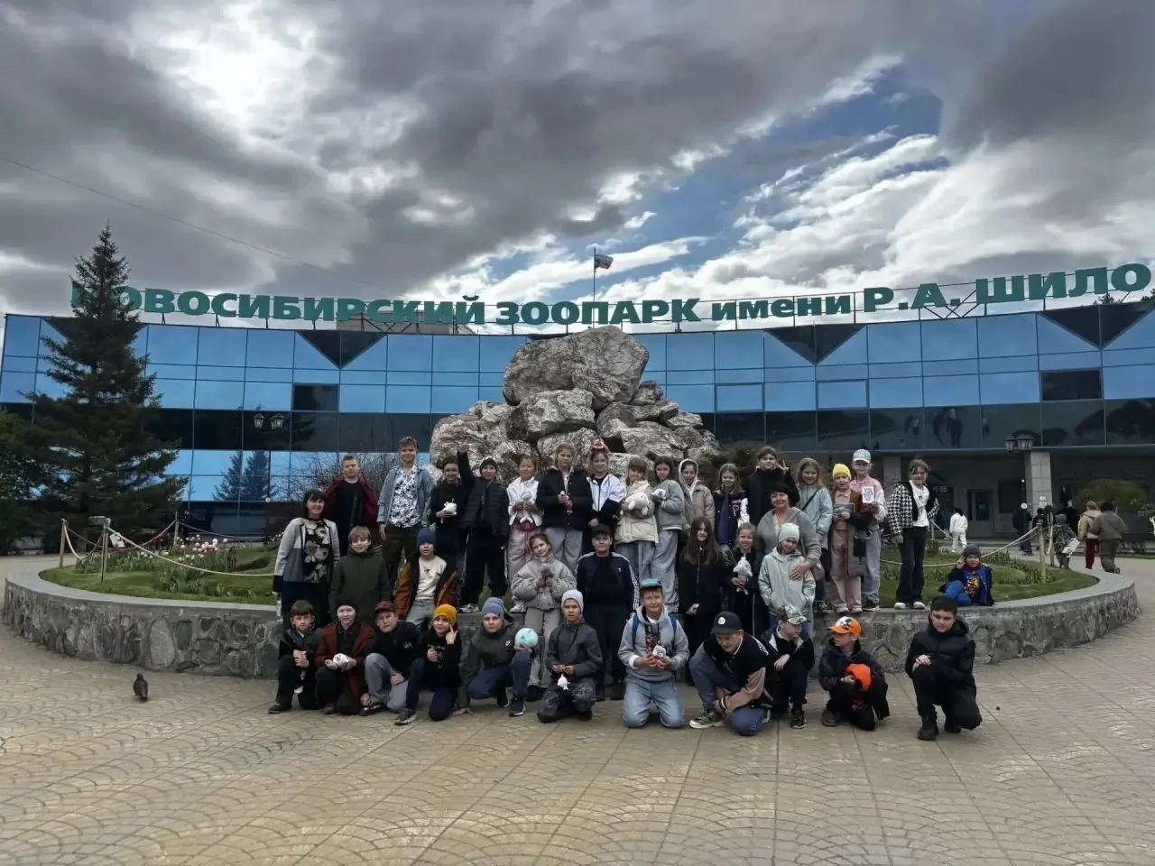 Поездка третьеклассников в Новосибирск: знакомство с макромиром 🌍  Ученики 3 в и 3 г классов вместе 