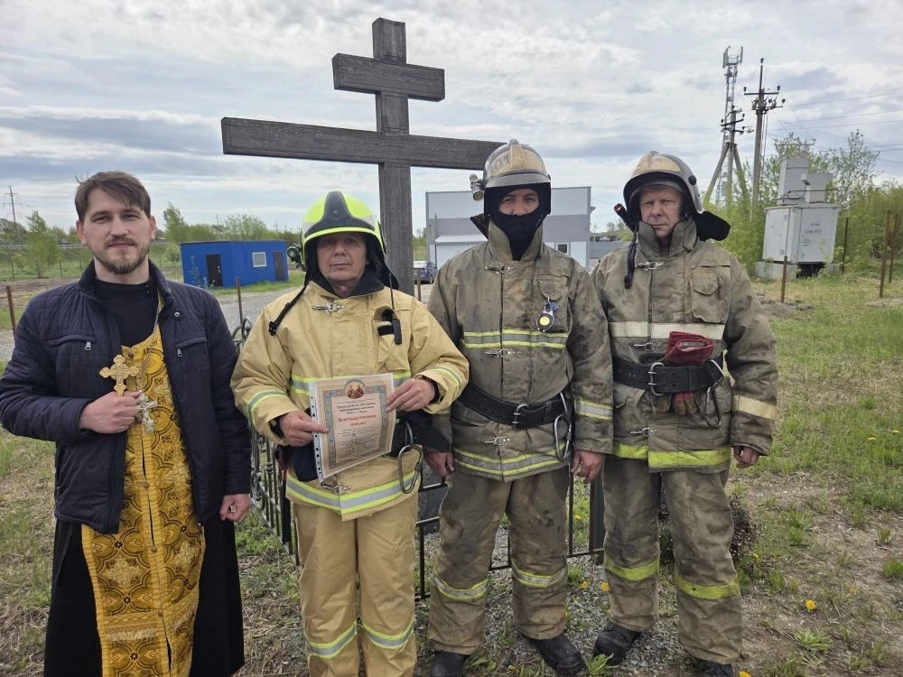 💨Шквалистый ветер опрокинул поклонный крест у въезда в посёлок Приобский. На помощь пришли пожарные 