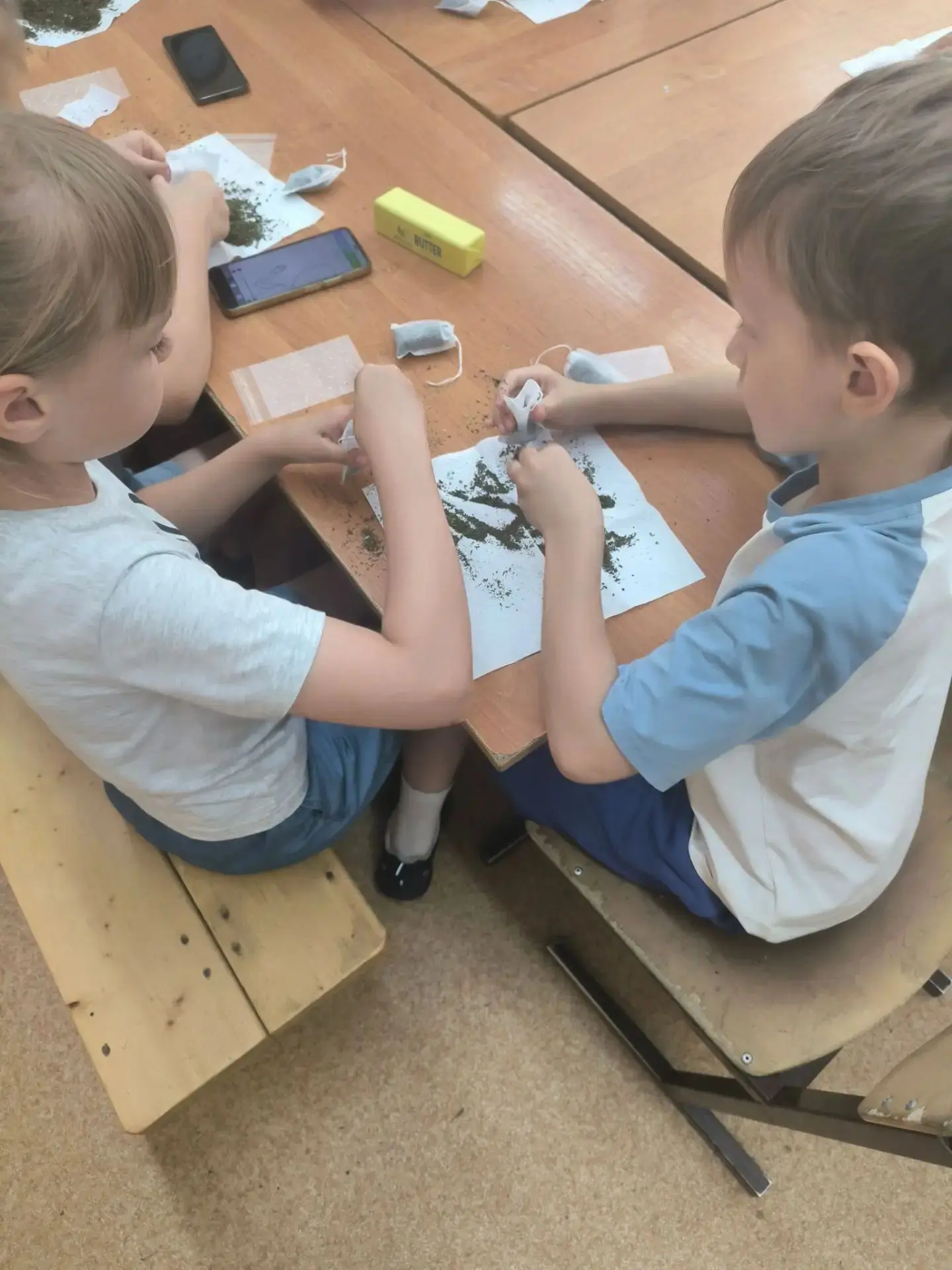 КАНИКУЛЫ С ПОЛЬЗОЙ

Сегодня делали ребята
Мешочек с маленьким секретом.
В нём аромат, тепло и радост