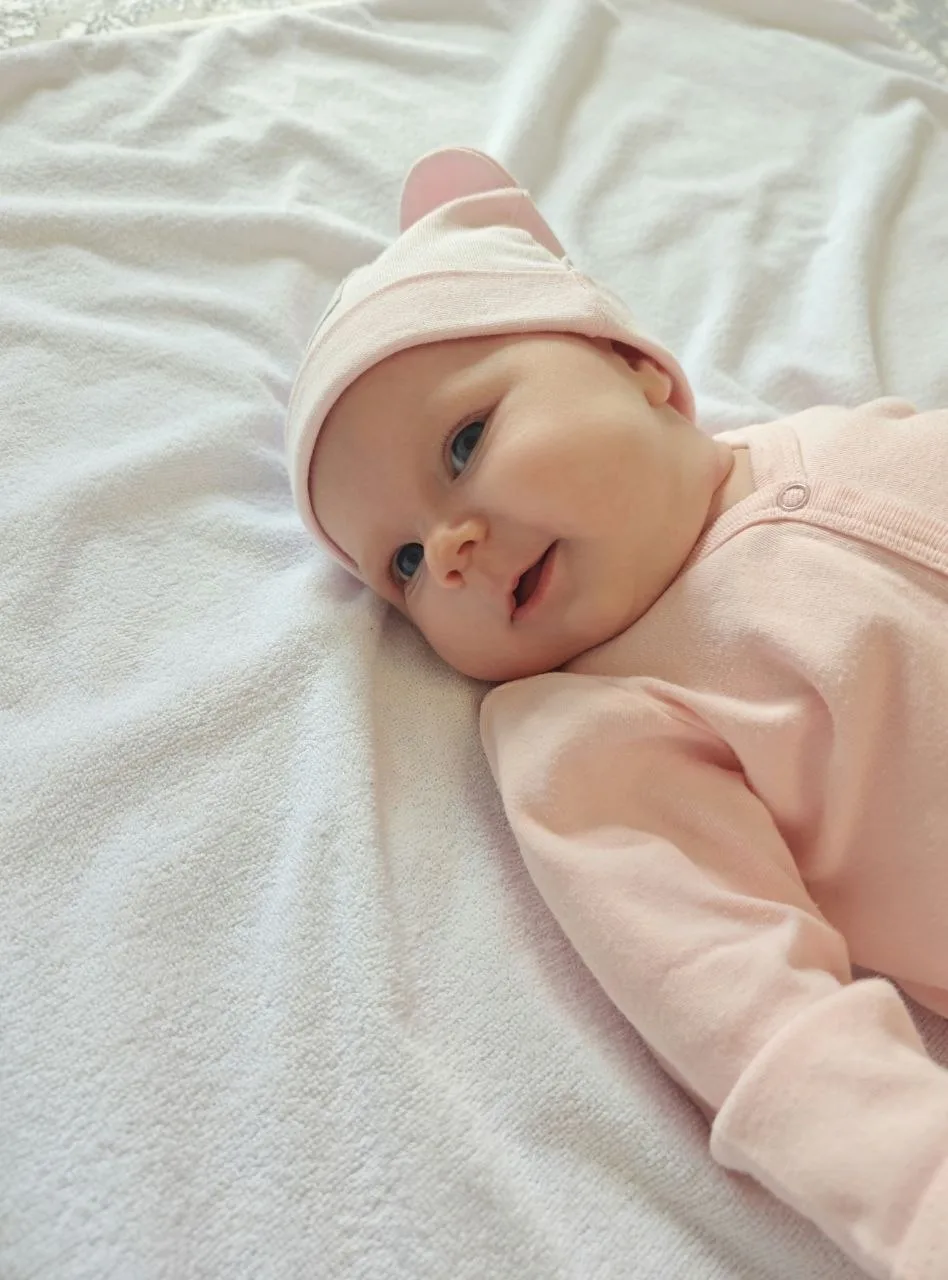 Лежу и думаю... попросить молочка 🍼 или дать маме ещё пять минут отдохнуть? 😌💭 Мама,...