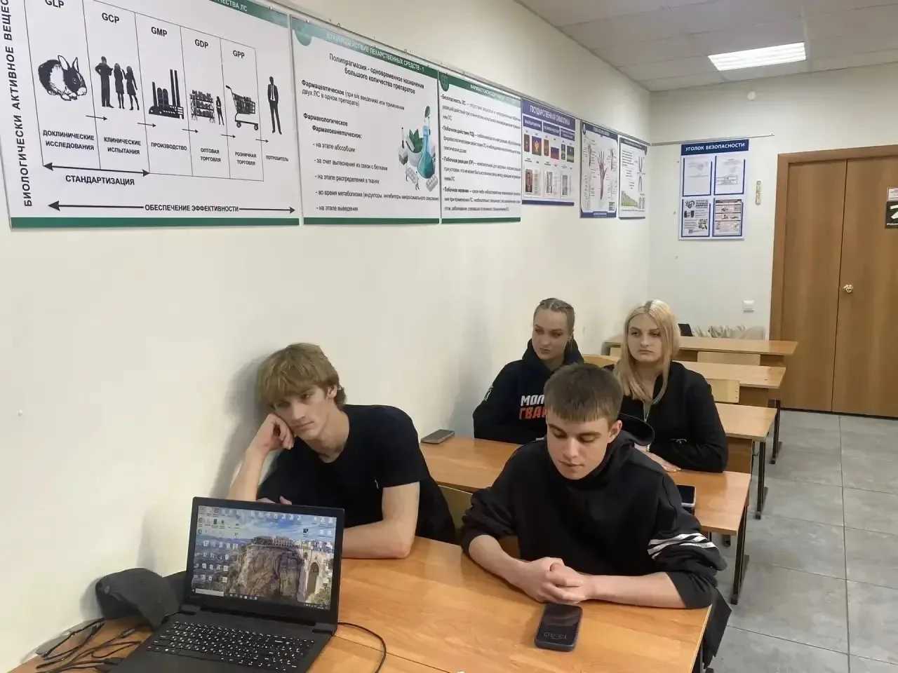 ❤️ «Белые сердца» и «Кошка»: встреча, которую запомнят надолго  8 мая в Анапском индустриальном техн