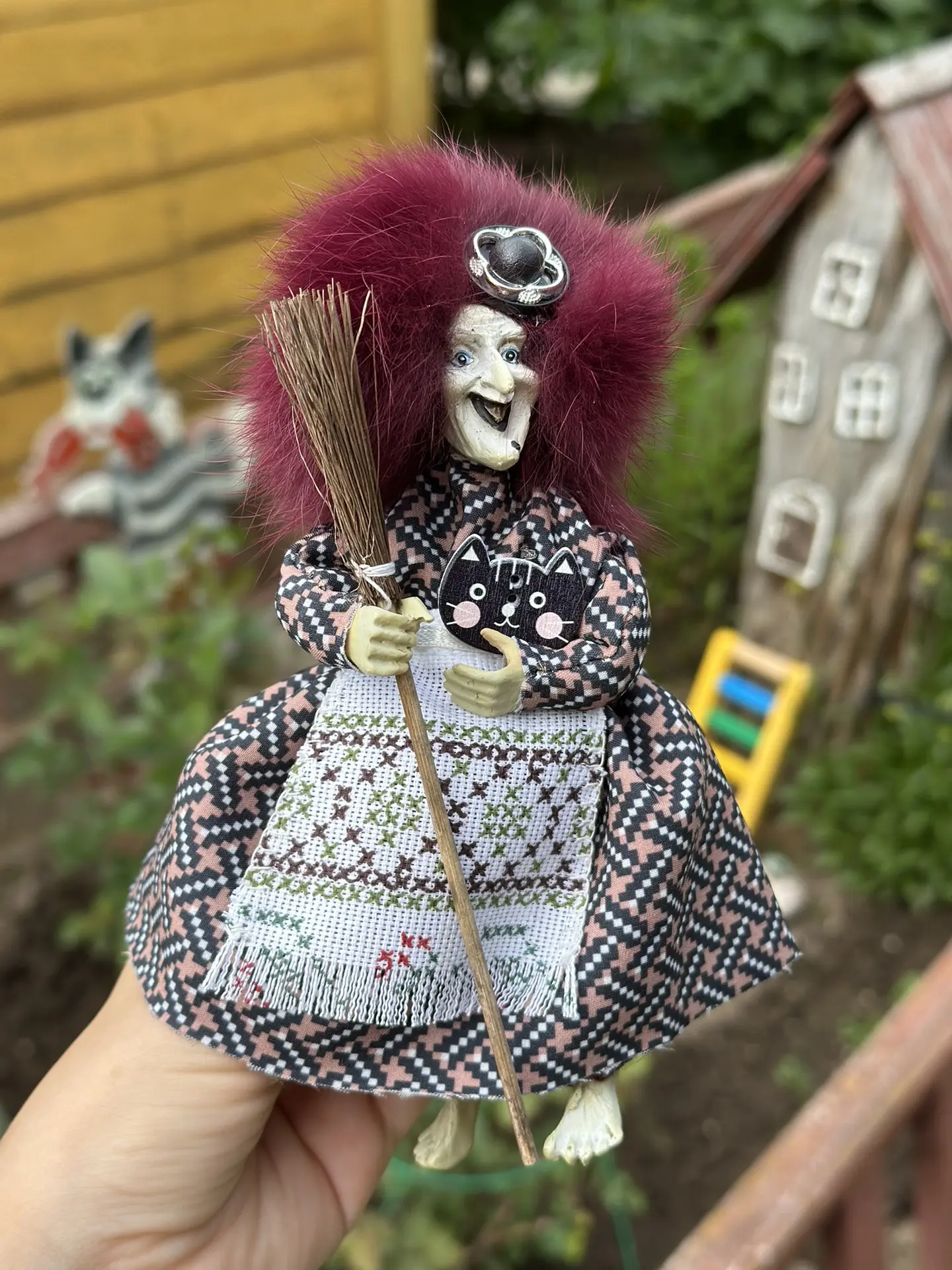🌷🌿☀️

— у нас на даче есть свой мини-мир, где курочки качаются на качелях, кот ворует колбасу, а б