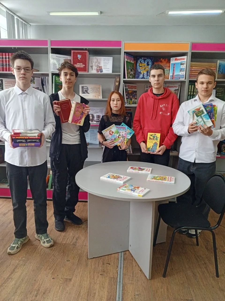 В рамках Международного дня книгодарения (14 февраля) учащиеся 8 "В" класса решили подарить книгам в