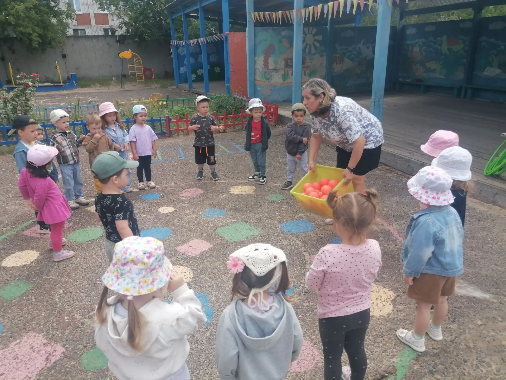Наши малыши гуляют,
Наши малыши играют,
Очень стараются,
Спортом занимаются.

Ребята первой младшей 