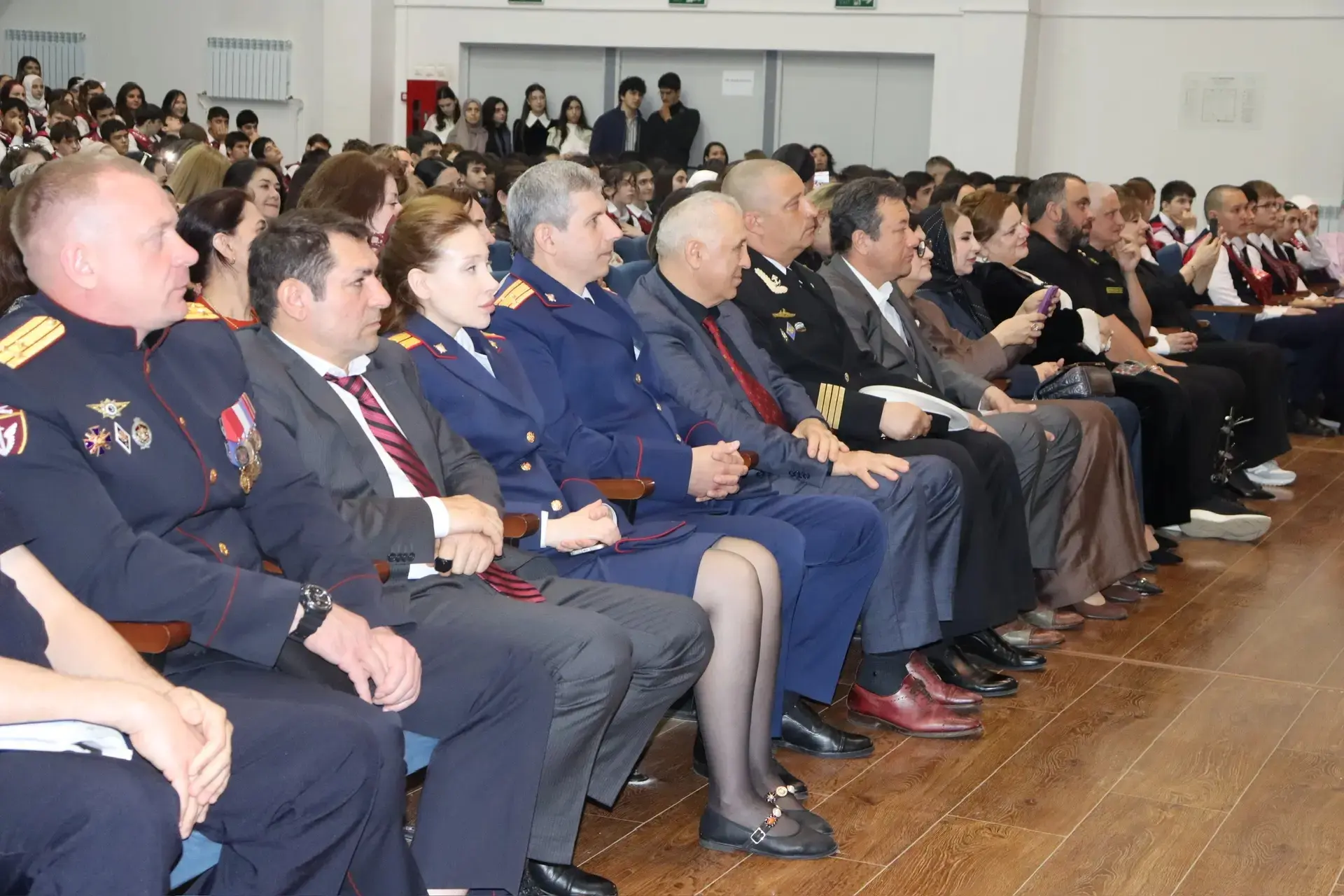 «Экзамены кончатся скоро, последний звонок прозвенит, простимся со школой, с жизнью весёлой, прощайт