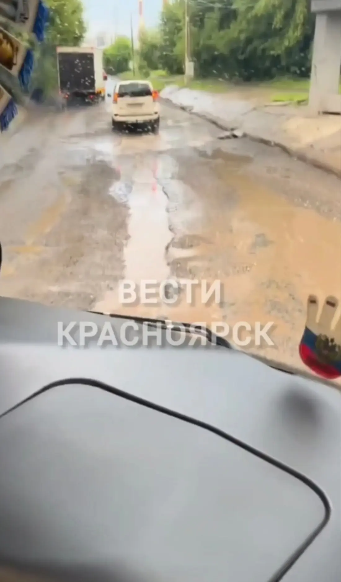 Красноярцы жалуются на участок дороги от ХМЗ в сторону ул. Лесопильщиков