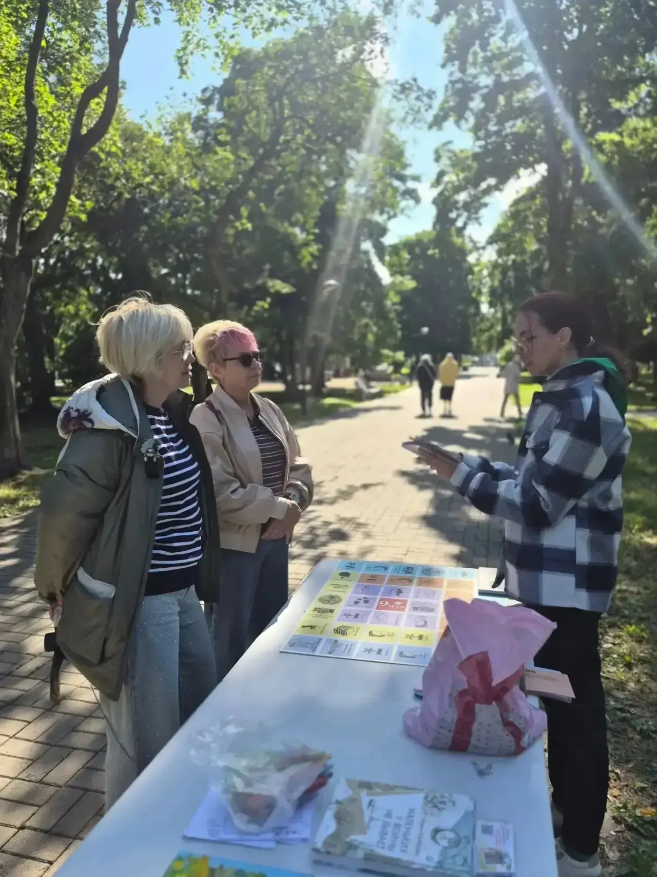 В Петрозаводске проходит интересный проект «Летний читальный зал», организованный Центр...