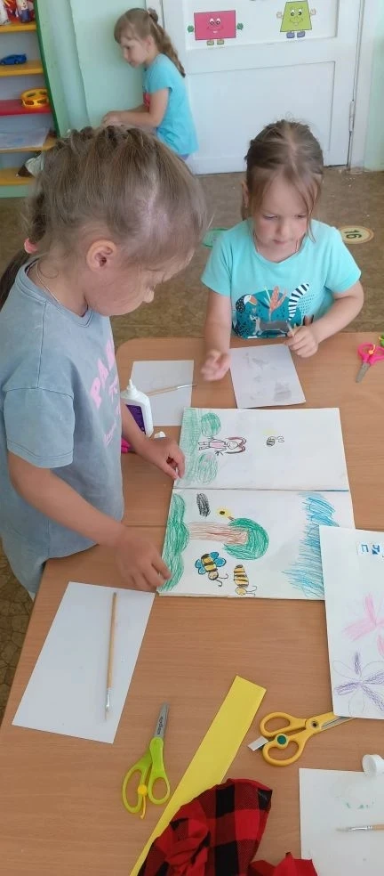 📌День книги в группе "Пчелка"🐝: от идеи до собственной типографии!
В нашей дружной группе "Пчелка"