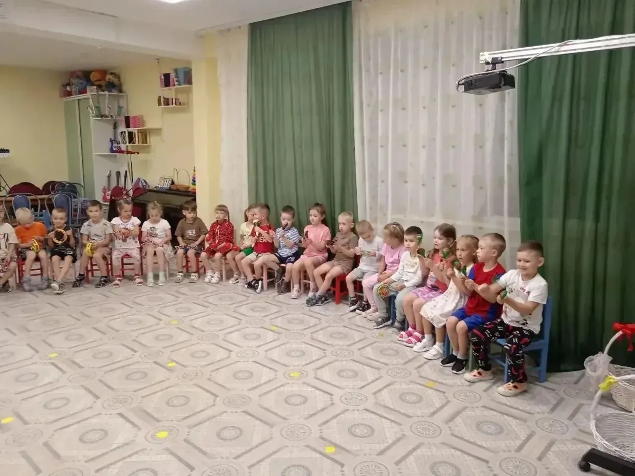 19 августа ребята стали зрителями сказки "Яблонькая", посвящённой Яблочному Спасу.