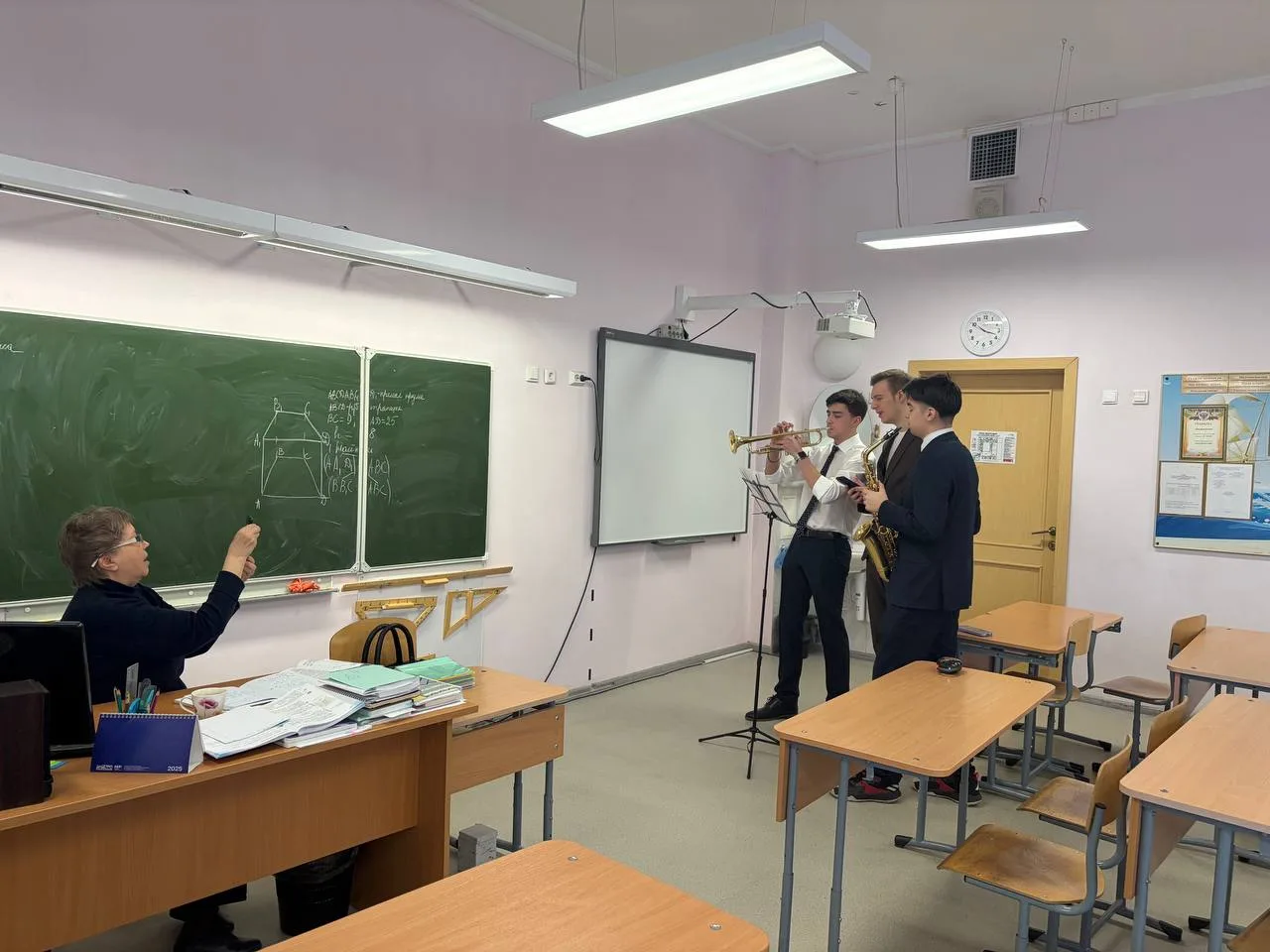 🎷 Джентльмены в деле!  Пятничное утро в нашей школе началось не с обычного звонка, а с весеннего нас