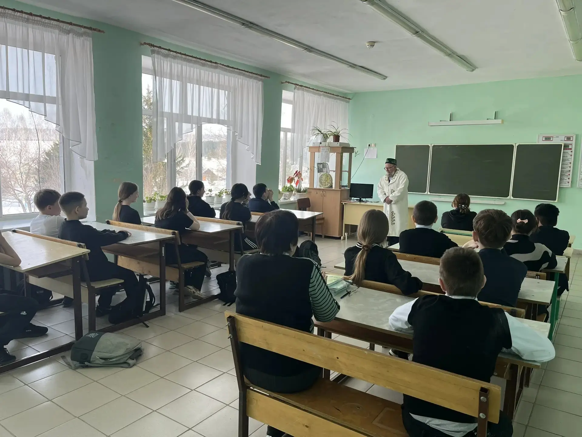 Имам-хатиб Назир -хазрат Ахмадиев  встретился с обучающимися 5-6 классов.