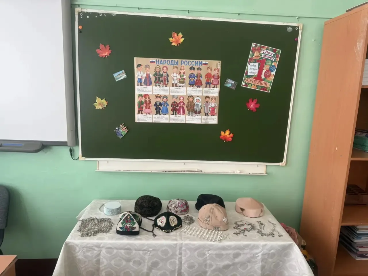 Сегодня, 1 сентября, в 7б классе прошел классный час «В единстве народов-сила России». ...