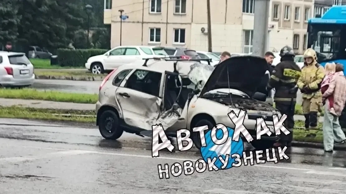 😱Пожарная машина снесла легковушку в Новокузнецке на Советской площади