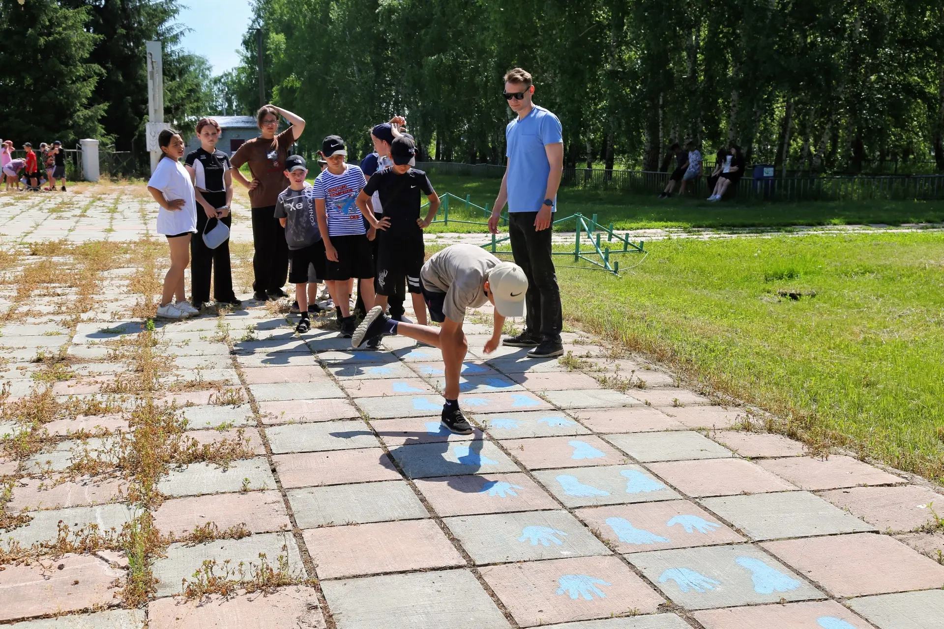 Квест "В гостях у сказки".

Сегодня ребята отправились в путешествие по станциям, каждая из которых 
