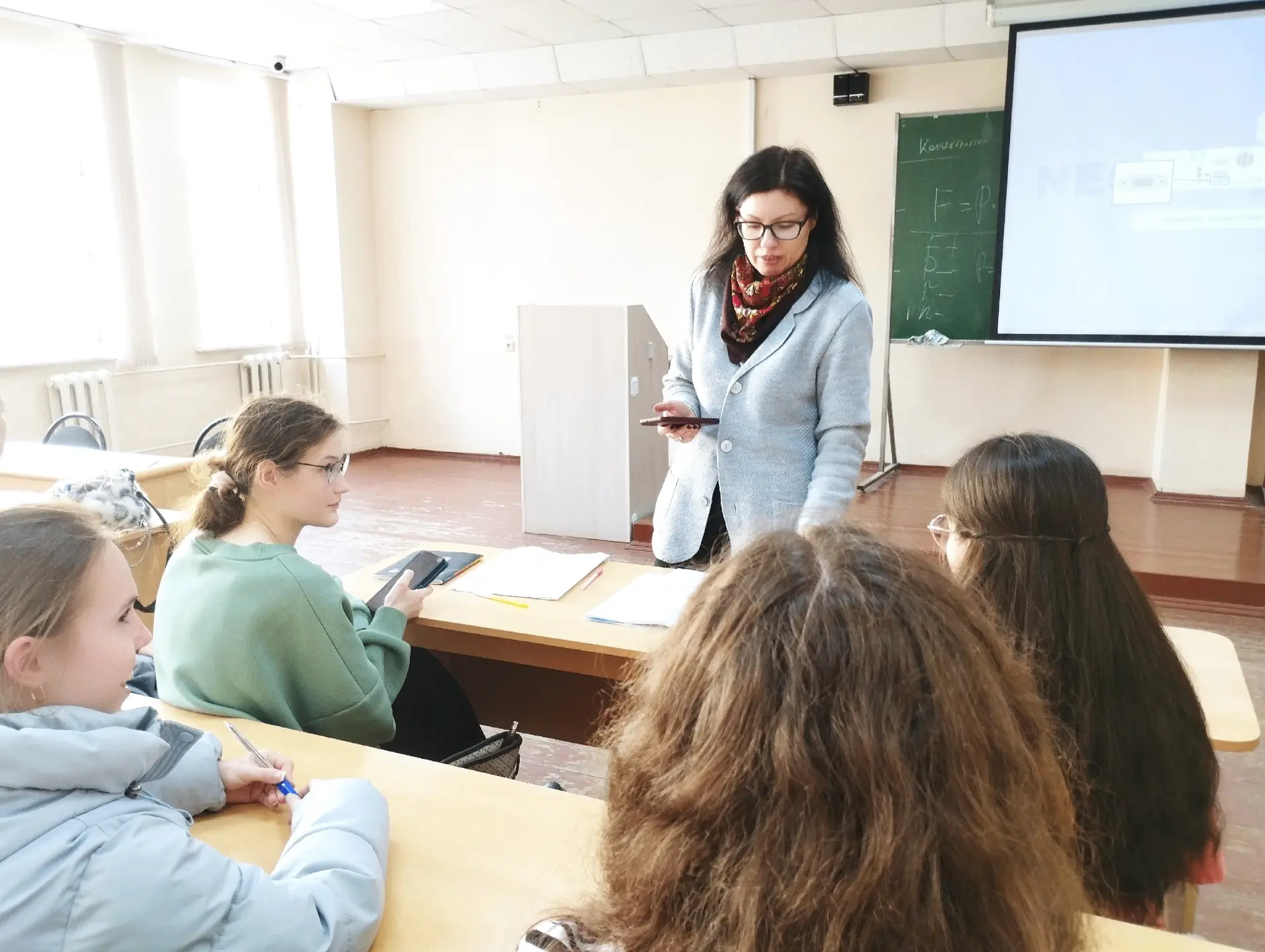 В Многопрофильном колледже ПГУ прошли кураторские часы по финансовой и антитеррористической безопасн