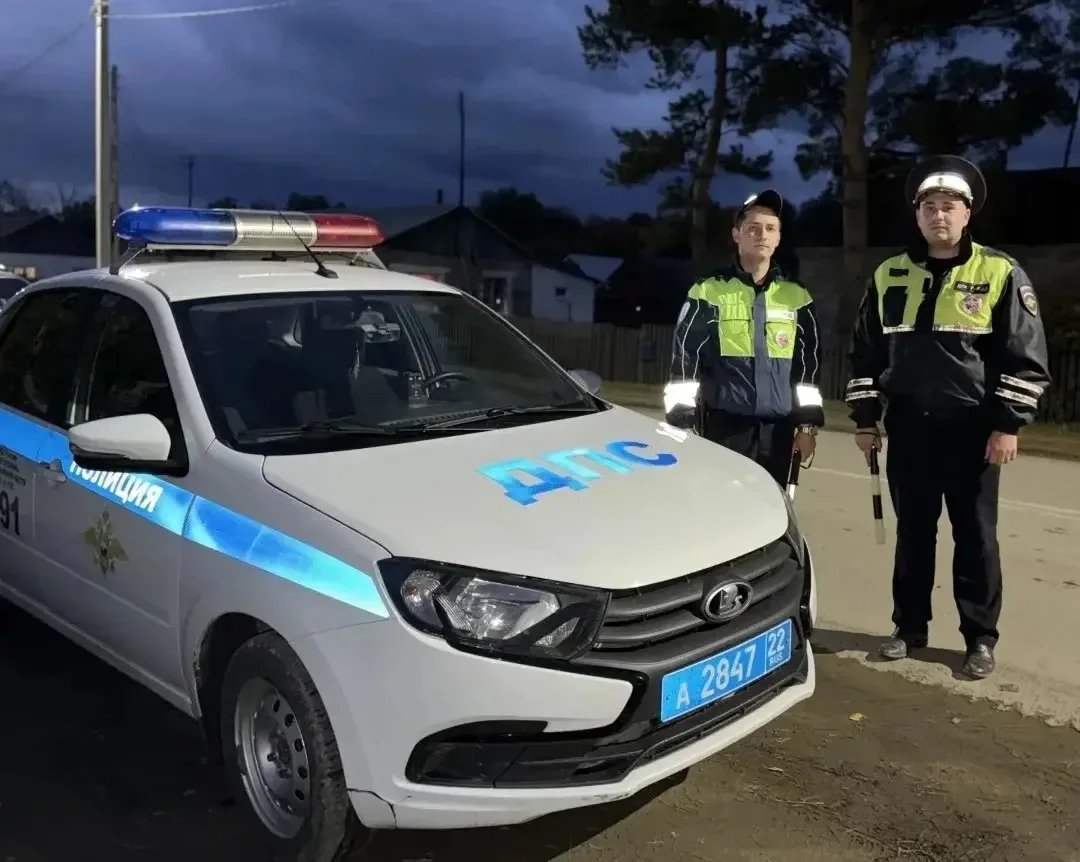 Госавтоинспекторы спасли человека из горящего дома в Алтайском крае
