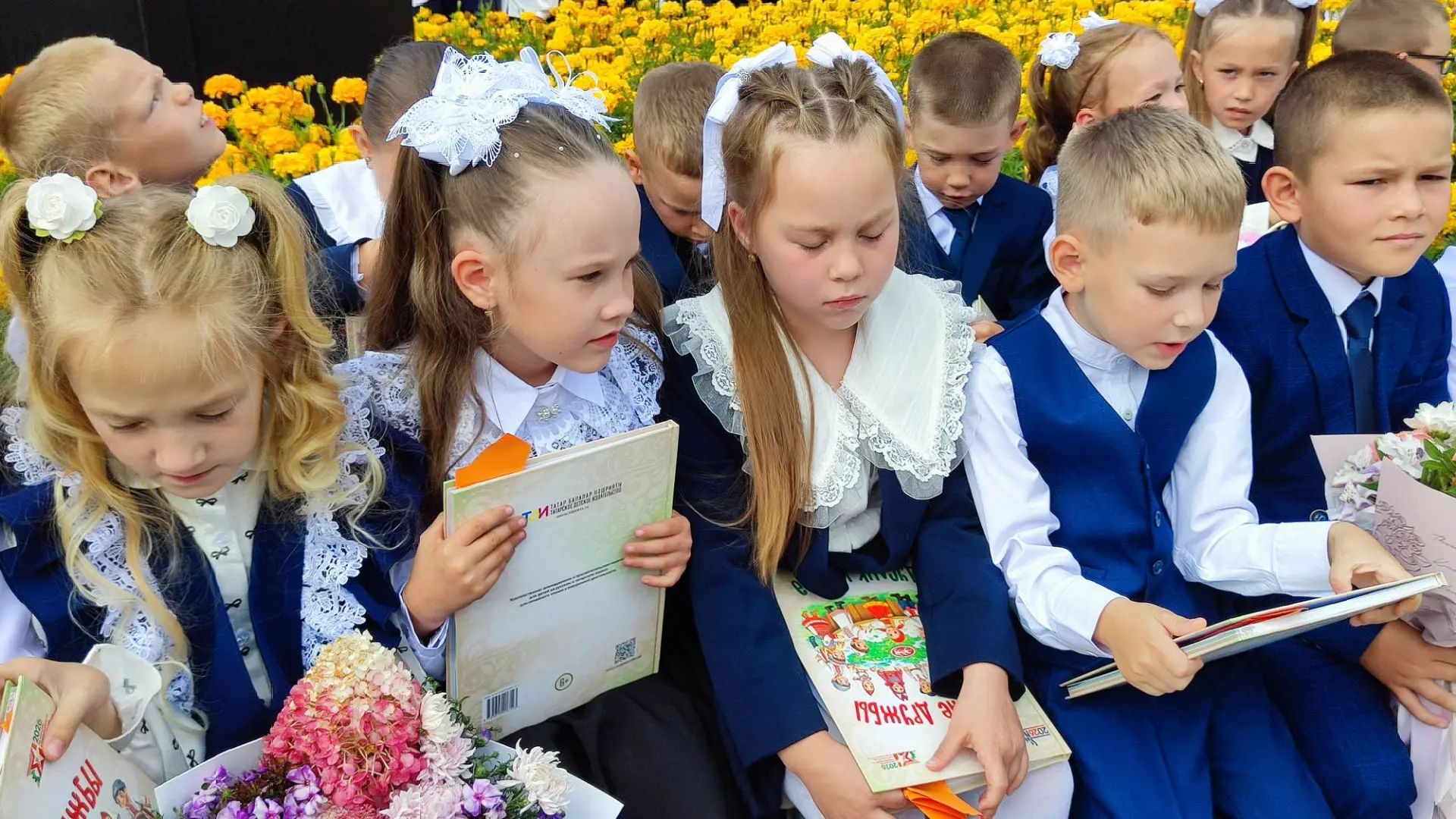 Бүген районыбыз мәктәпләрендә   бәйрәм уңаеннан чаралар узды.