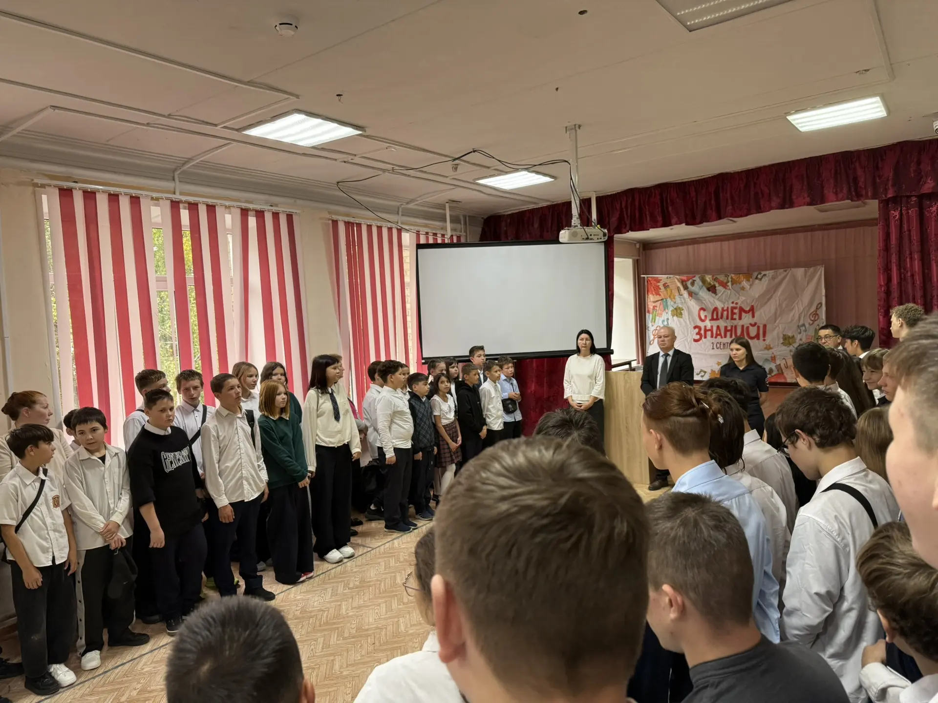 В школе прошла профилактическая линейка с участием инспектора.